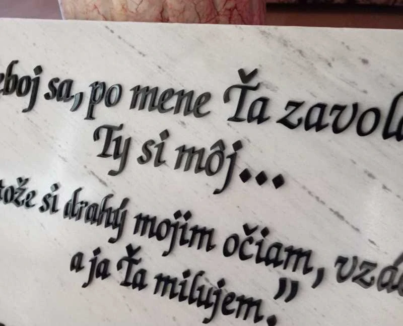 Plastové samolepiace písmená čierne a biele